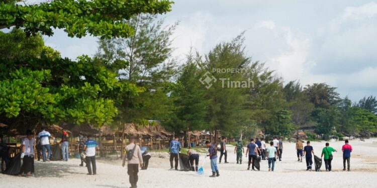 PT Timah dan Masyarakat Bangka Utara Bersih-bersih Pantai