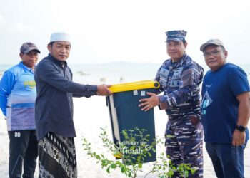 PT Timah Serahkan Bantuan Alat Kebersihan Untuk Pokdarwis Lingkungan Rambak 