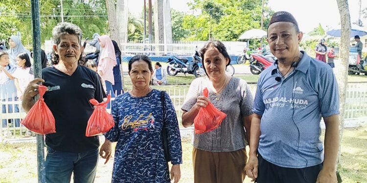 Idul Adha 1446 H, Karyawan PT Timah Bagikan Daging Kurban