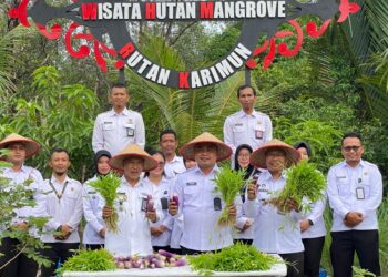 Rutan Karimun Panen Kangkung dan Terong di Lahan Sarana Asimilasi san Edukasi