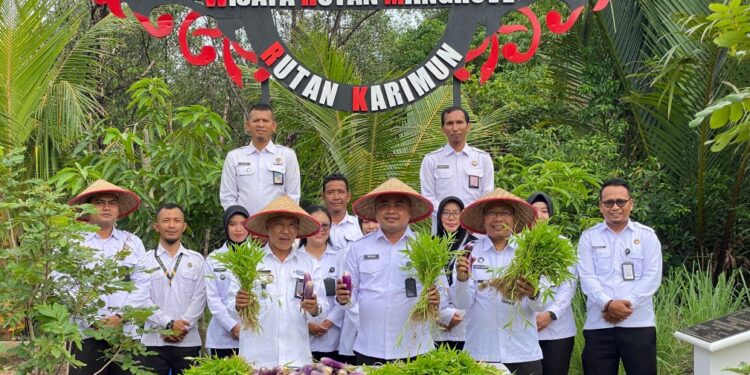 Rutan Karimun Panen Kangkung dan Terong di Lahan Sarana Asimilasi san Edukasi