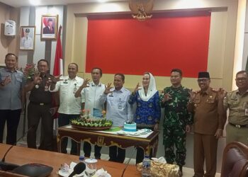 Bupati Natuna Beri Kejutan Ultah untuk Deputi 1 BNPP di Tengah Rapat Strategis Perbatasan