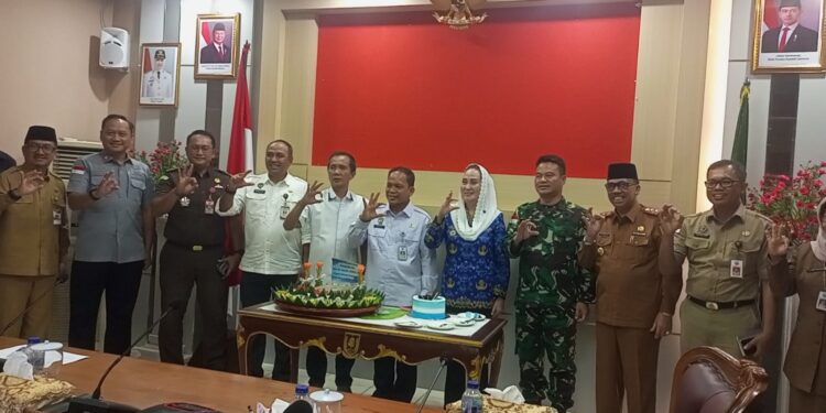 Bupati Natuna Beri Kejutan Ultah untuk Deputi 1 BNPP di Tengah Rapat Strategis Perbatasan