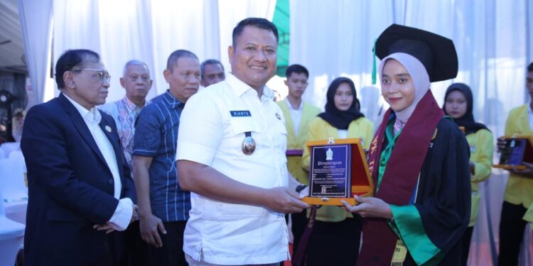 Wabup Asahan Hadiri Wisuda Sarjana dan Pascasarjana Universitas Asahan