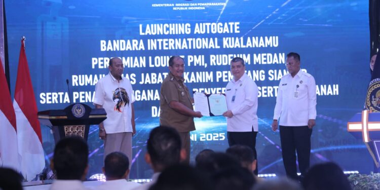 Bupati Asahan Serahkan Sertifikat Tanah Kepada Kanwil Ditjen Pos Sumut