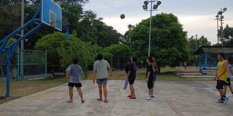 Puluhan Remaja Senang Gunakan Fasilitas Lapangan Basket Milik PT Timah