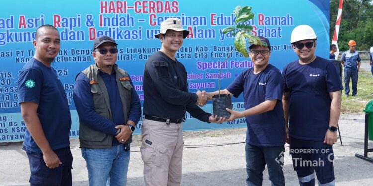Dukung Penguatan Ekonomi Hijau, PT Timah Serahkan Bibit Pohon Kepada Rumah Kreatif Matras