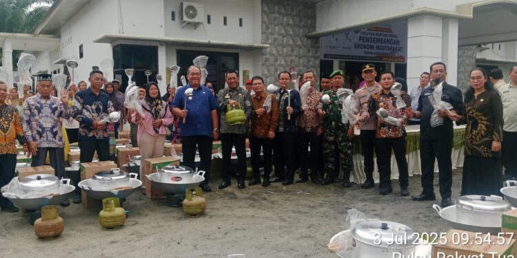 Fasilitasi Pengembangan Ekonomi, Bupati Asahan Serahkan Bantuan Peralatan Masak