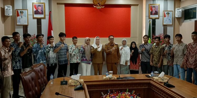 Bupati Natuna Cen Sui Lan Beri Motivasi Mahasiswa Penerima Beasiswa: “Kalian Adalah Masa Depan Natuna!”