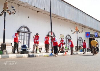 Jaga Lingkungan, Semarak HUT ke- 49 PT Timah Gotong Royong Bersihkan Kota Basel