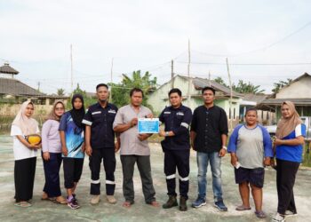 Tingkatkan Fasilitas Olahraga Masyarakat, PT Timah Bantu Perbaikan Lapangan Voli di Desa Rias