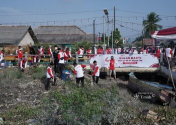Gotong Royong Untuk Merah Putih, Karyawan PT Timah dan Masyarakat Opas Bersihkan Jalan Hingga Bantaran Sungai Rangkui 