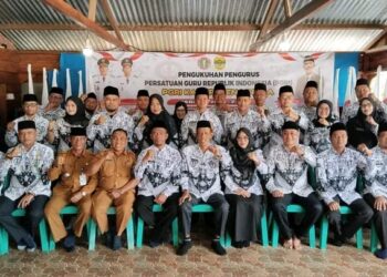 Sekda Armia Sampaikan Pesan Penting Dalam Acara Pengukuhan PGRI Lingga 2025–2030