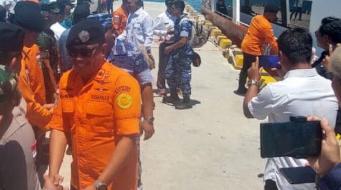 Basarnas Natuna Kibarkan Merah Putih di Ujung Utara RI
