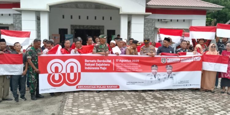 Camat Pulau Rakyat Bagi-Bagi Bendera Merah Putih, Ini Kata Bupati Asahan