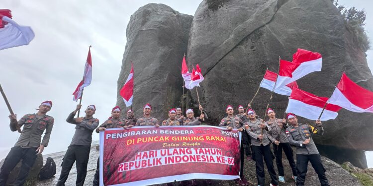 Polres Natuna Kibarkan Bendera Merah Putih di Puncak Gunung Ranai