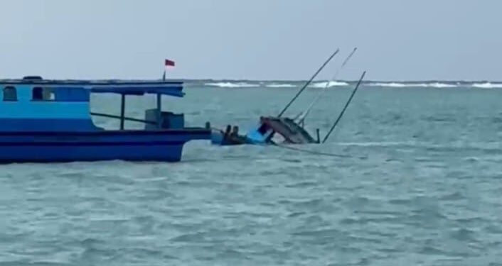 Nelayan Natuna Diselamatkan Tim SAR Setelah Kapal Tenggelam di Pulau Laut