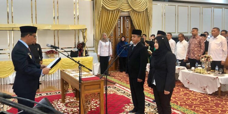 Bupati Iskandarsyah Resmi Lantik Dirut dan Direktur YMFK Perumda BPR Tuah Karimun