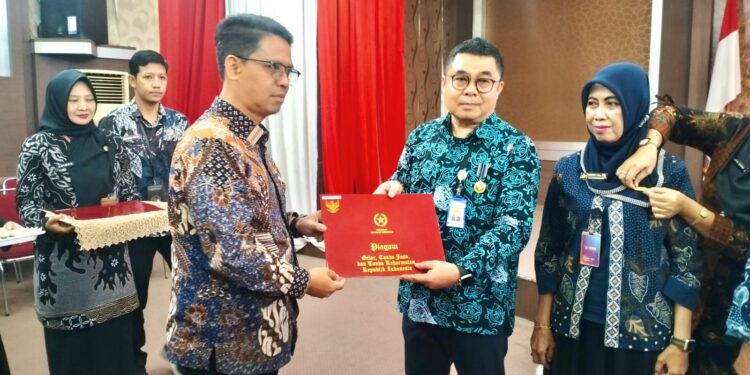 149 ASN Pemda Karimun Terima Penghargaan Satyalancana Karya Satya