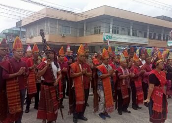PERBANA Hadirkan Tor-tor Tongkat Batak, Meriahkan Pawai HUT ke-80 RI di Natuna