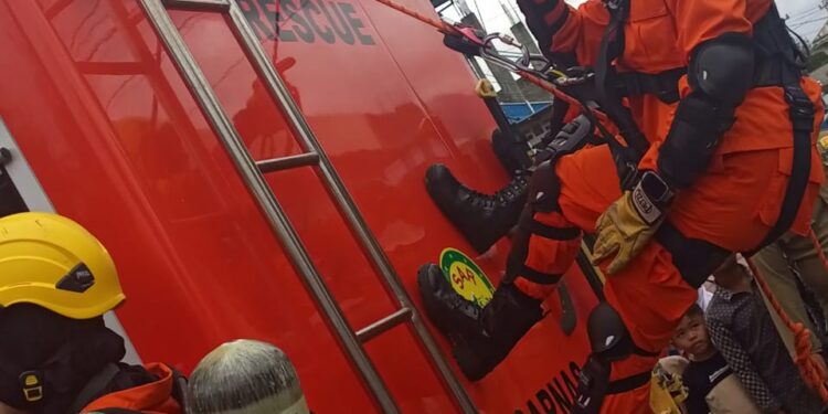 Basarnas Natuna Tunjukkan Aksi Seru di Pawai Budaya HUT ke-80 RI