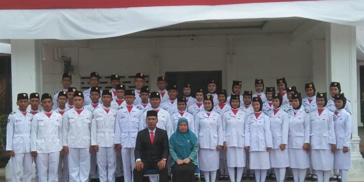 Camat Rahuning Kukuhkan 38 Paskibra HUT RI Ke-80