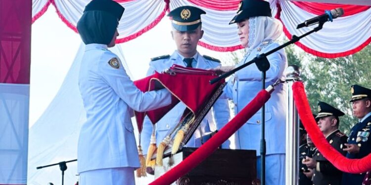 Bupati Cen Sui Lan Pimpin Upacara HUT ke-80 RI di Pantai Piwang Natuna