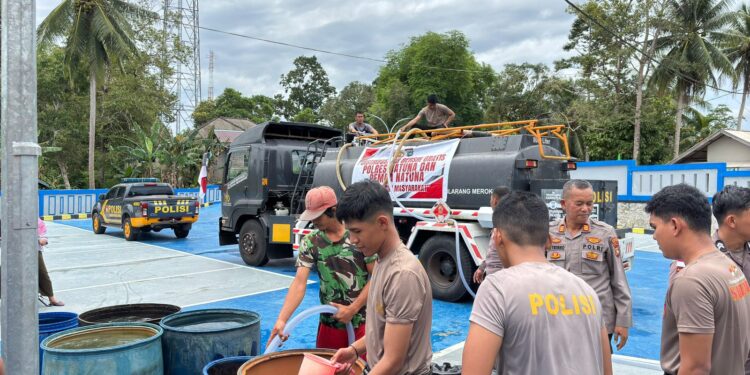 Atasi Krisis Air, Polres Natuna Turunkan 8 Ton Air Bersih untuk Warga