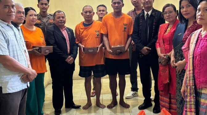 Gereja HKBP Natuna Berbagi Kasih, Bagikan Makan Siang dan Doakan Para Tahanan Polres