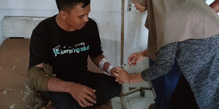 Usai Dibacok Rekan Kerja, Seorang Karyawan PT Delima Makmur Dilarikan ke RSUD