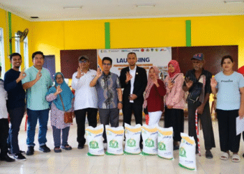 Bupati Karimun Serahkan Bantuan Pangan Untuk Masyarakat di Kantor Lurah Sungai Raya