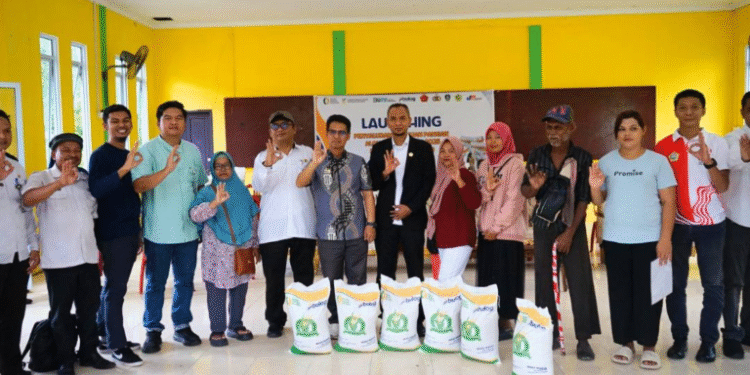 Bupati Karimun Serahkan Bantuan Pangan Untuk Masyarakat di Kantor Lurah Sungai Raya