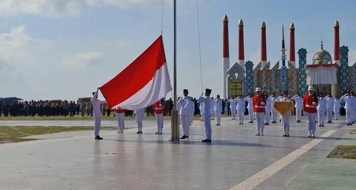 Penuh Khidmat, Bupati Karimun, Ing Iskandarsyah Pimpin Upacara Peringatan HUT RI ke-80