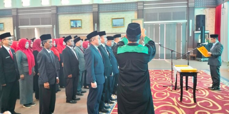 Lantik Sejumlah Pejabat, Bupati Iskandar Tegaskan Jangan Korupsi