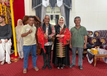 SWI Aceh Singkil Kenakan Ulos Batak kepada Dandim Lama Letkol inf Moh. Mulyono Sebagai Tanda Penghormatan