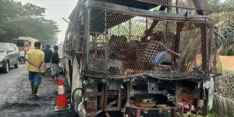 Bus terbakar