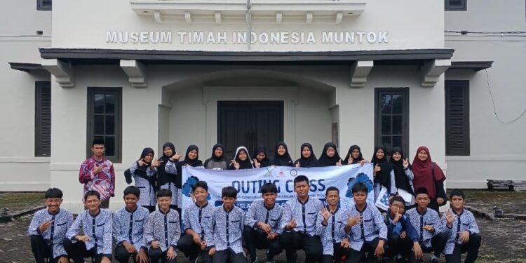 Puluhan Siswa SMP SMART Kunjungi Museum Timah Indonesia