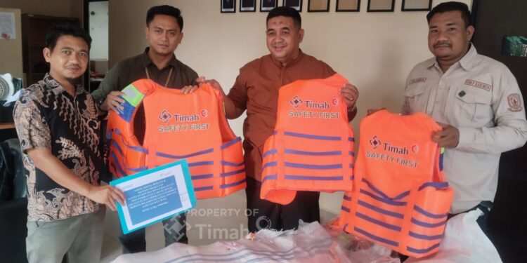 Melalui Program TJSL, Nelayan di Karimun Terima Puluhan Life Jacket dari PT TIMAH Tbk