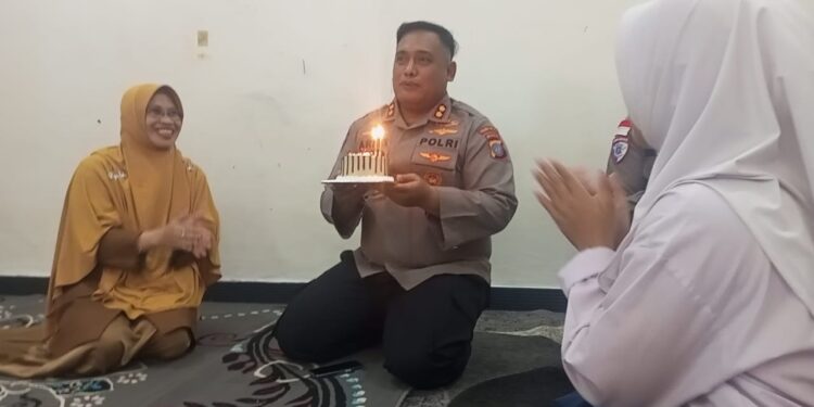 Senyum Polos Murid SLB Bikin Kapolres Natuna Terharu, Dapat Kejutan Ulang Tahun yang Tak Terlupakan