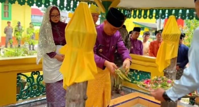 Peringati Hari Jadi Lingga ke-22, Bupati dan Wakil Bupati Gelar Ziarah ke Makam Sultan Mahmud Riayat Syah