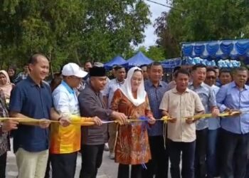 Bupati Cen Sui Lan Terharu Serahkan 57 Rumah Relokasi & Armada Pengelolaan Sampah untuk Warga Batu Kapal di Puak
