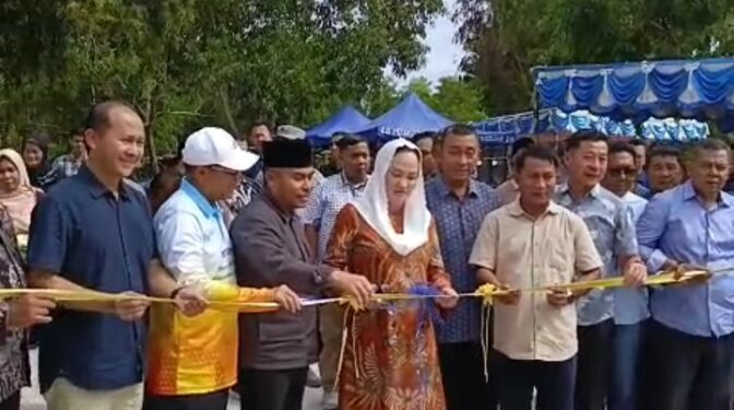 Bupati Cen Sui Lan Terharu Serahkan 57 Rumah Relokasi & Armada Pengelolaan Sampah untuk Warga Batu Kapal di Puak
