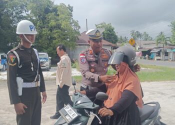 Satlantas Natuna Bagikan Helm hingga Periksa Pajak Kendaraan, TNI Turun Bantu Operasi Zebra Seligi 2025