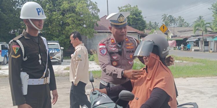 Satlantas Natuna Bagikan Helm hingga Periksa Pajak Kendaraan, TNI Turun Bantu Operasi Zebra Seligi 2025
