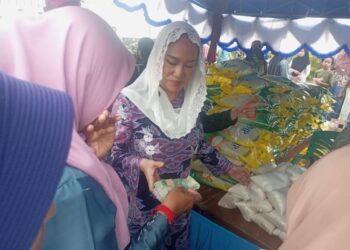 Bupati Cen Sui Lan Melayani Warga Satu per Satu di Pasar Murah Subi, Warga Sambut dengan Bahagia