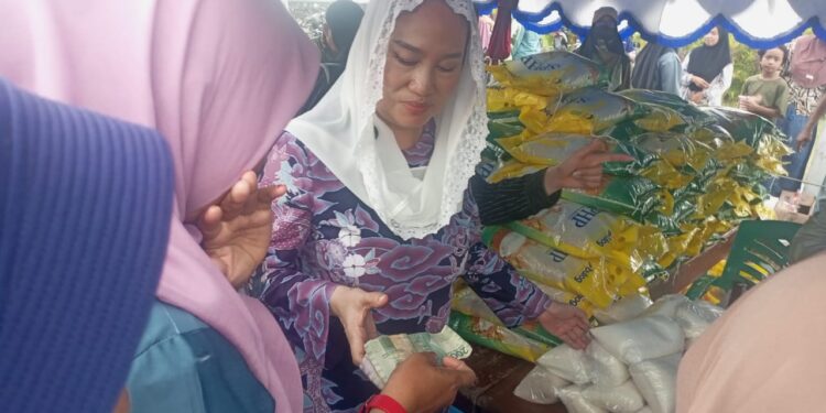 Bupati Cen Sui Lan Melayani Warga Satu per Satu di Pasar Murah Subi, Warga Sambut dengan Bahagia