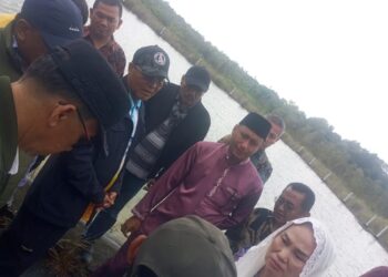 Air Keran Kuning di Subi Bikin Bupati Cen Sui Lan Terkejut,Hujan Gerimis Tak Halangi Ia Menyusuri Embung yang Terlantar
