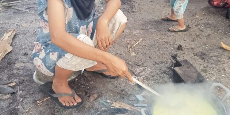 Gas 3 Kg Langka, Masyrakat Aceh Singkil Gunakan Kayu Bakar