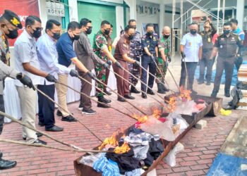 Kejari Karimun Musnahkan Ribuan Batang Rokok, Narkotika hingga Smartphone