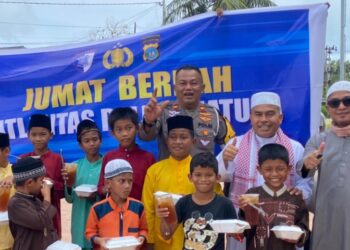 Jumat Berkah Satlantas Natuna,IPTU Erwan Toni Bagikan 200 Nasi Kotak Usai Salat Jumat di Masjid Ibnu Salim
